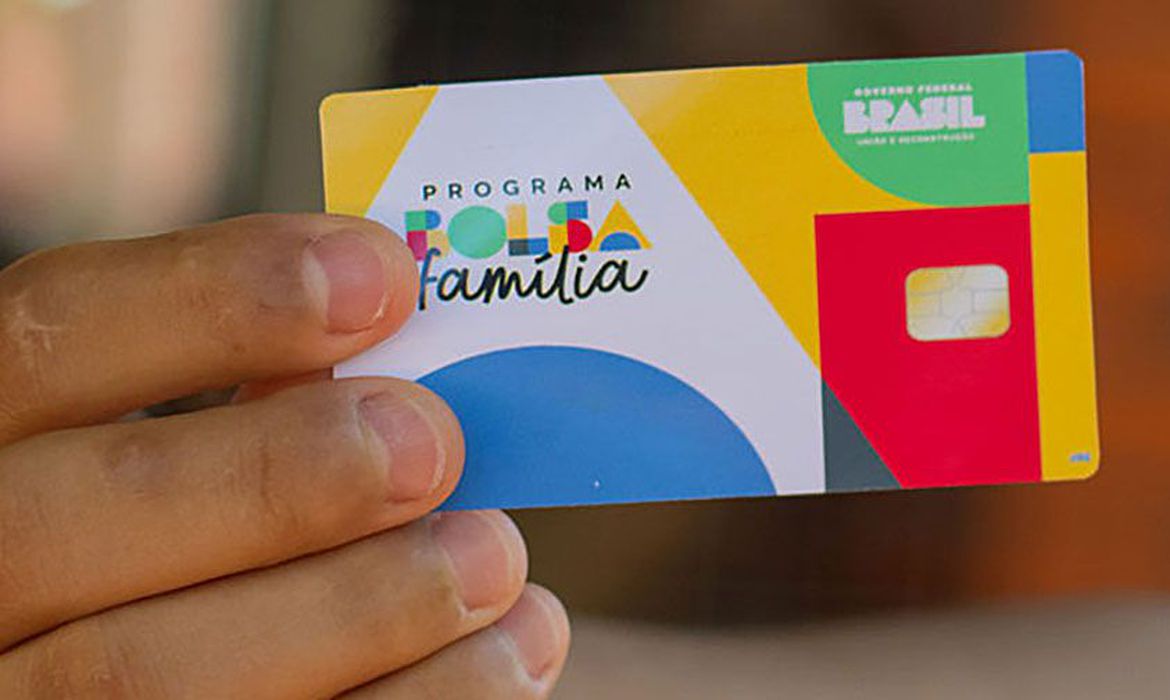 Bolsa Família paga valor extra e benefício é o maior da história Nova versão do programa tem pagamento médio de R$ 705,40 por família