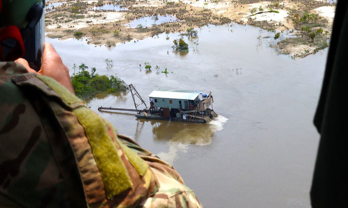 Investigação: garimpo em área yanomami é mantido por crime organizado; Garimpeiro morto era integrante de facção criminosa, informa governo