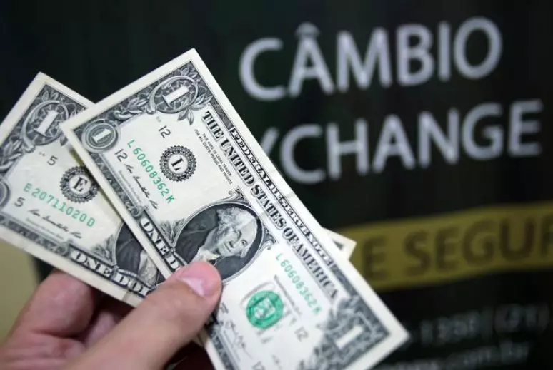 Dólar abaixo de R$ 5: saiba se é hora de comprar a moeda norte-americana