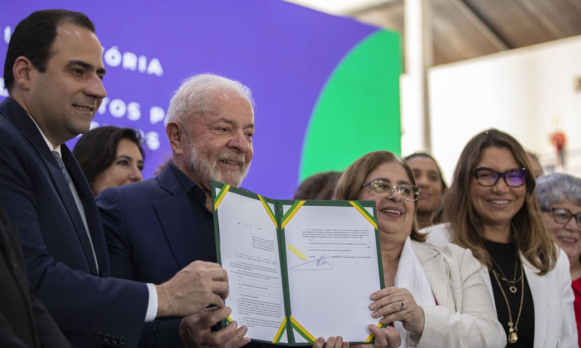 Governo abre canal de denúncia para desigualdade salarial de gênero;  Lula sancionou lei que prevê multas altas para descumprimento da regra