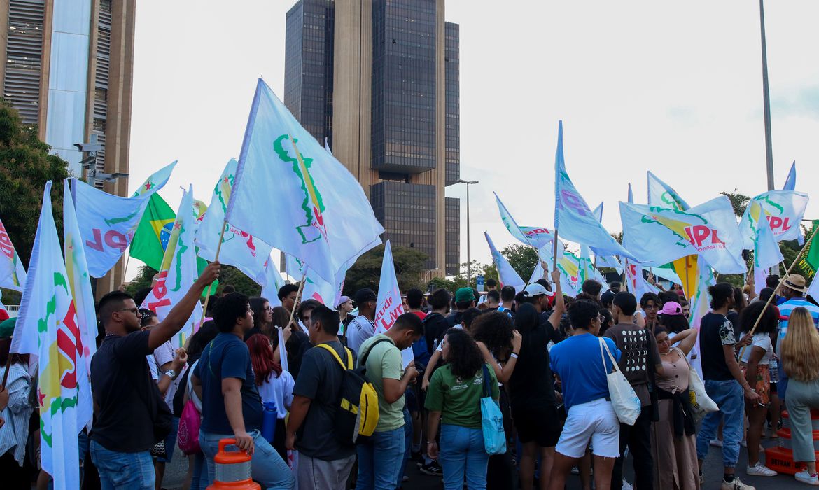 Estudantes fazem ato no Banco Central pela queda na taxa de juros Atualmente, Selic está em 13,75% ao ano