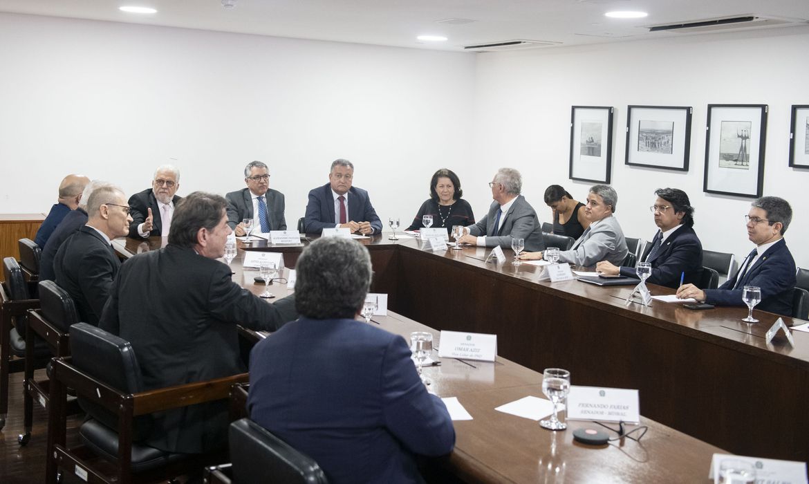 Governo apresenta novo PAC a parlamentares Investimentos públicos devem chegar a R$ 240 bilhões