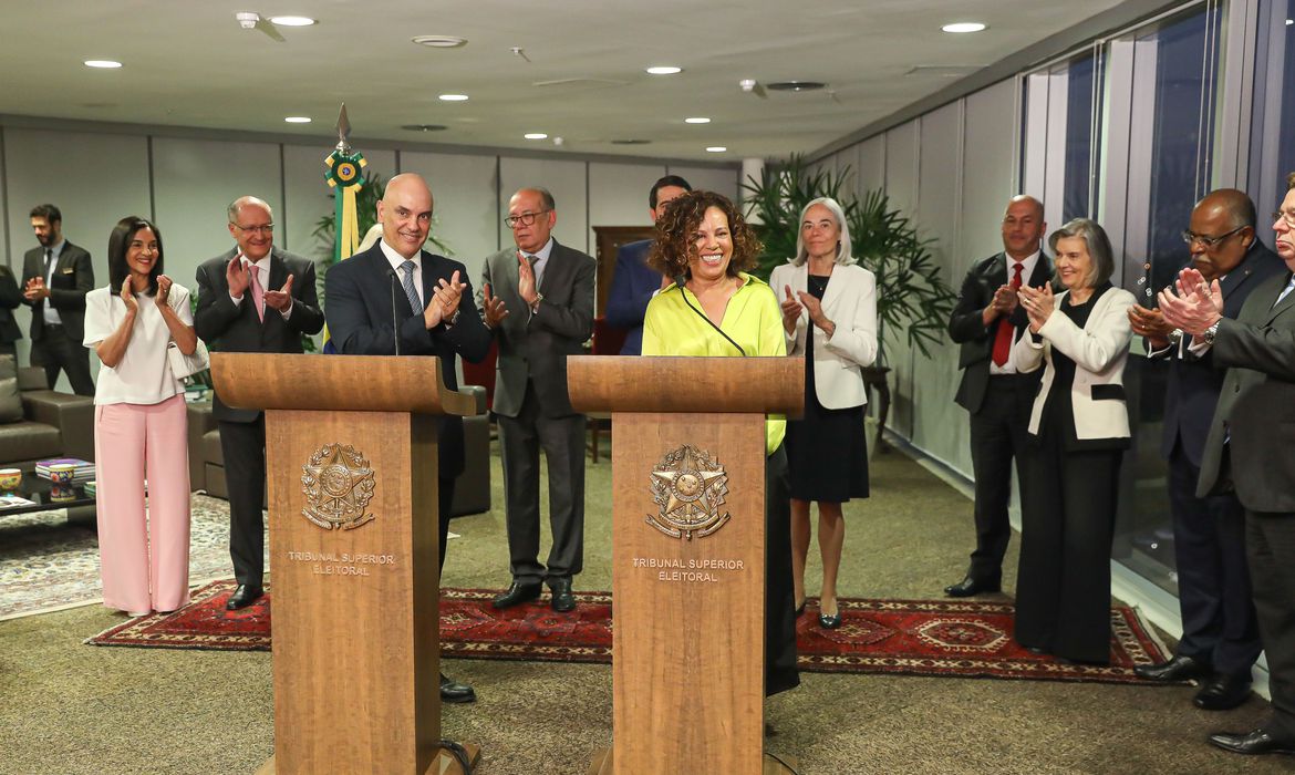 TSE empossa primeira ministra negra na história;  Edilene Lobo foi indicada pelo presidente Lula