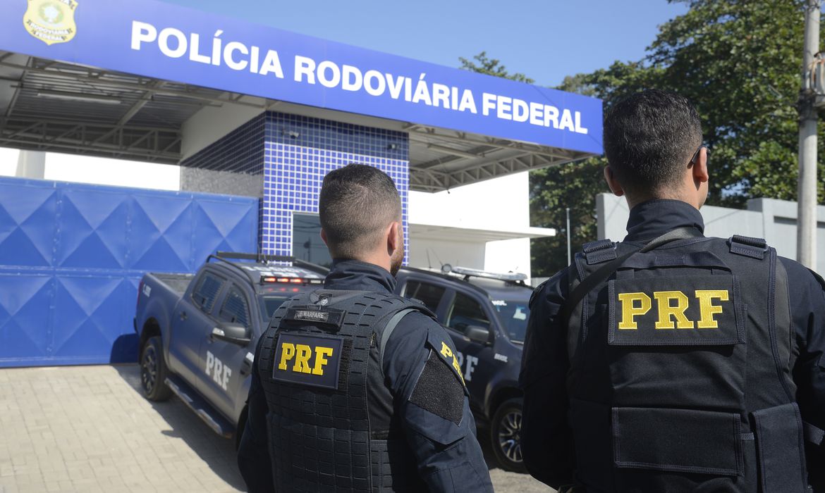 Dino demite três policiais rodoviários acusados da morte de Genivaldo