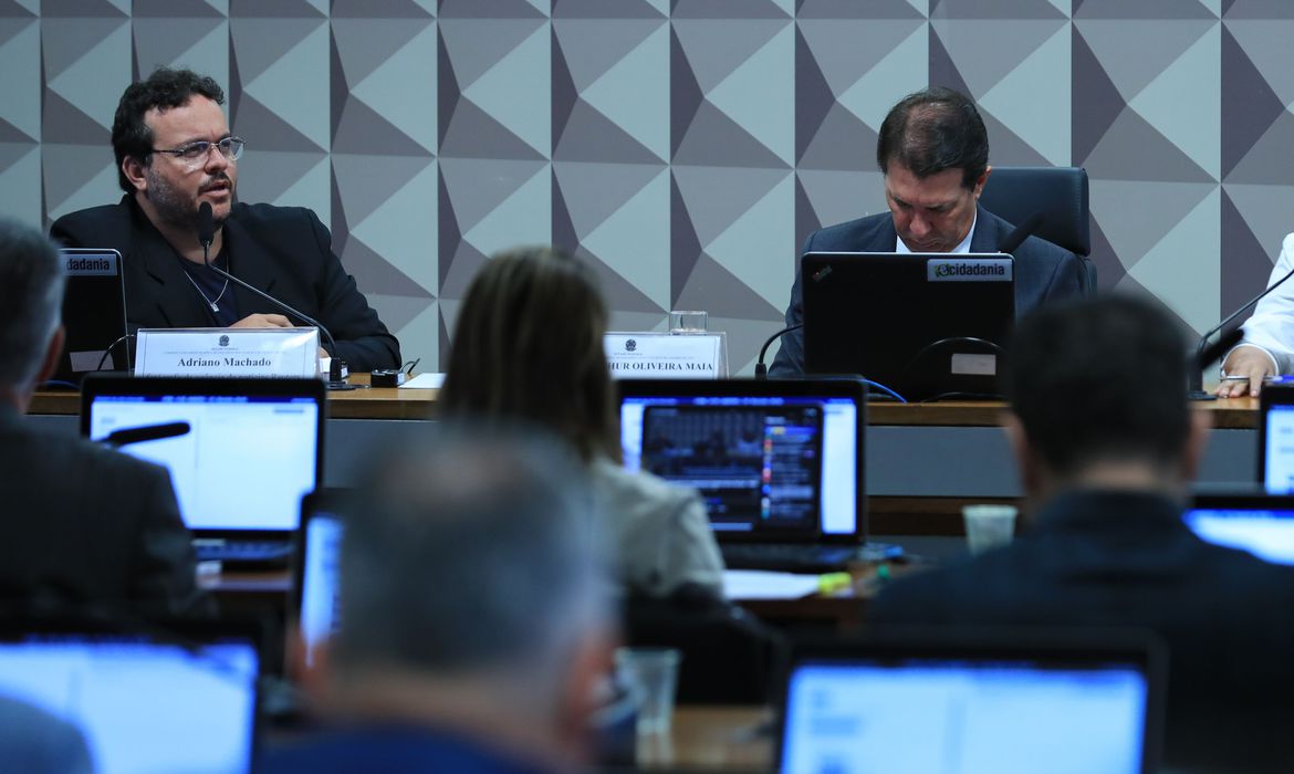 Fotógrafo diz ter visto tropas perto do Palácio do Planalto invadido; Adriano Machado falou como convocado na CPMI do dia 8 de janeiro