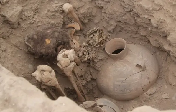 Múmia de mil anos com cabelos compridos foi encontrada em um sítio arqueológico