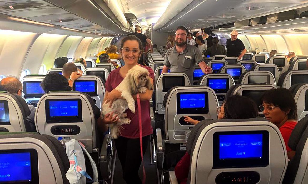 Segunda aeronave com brasileiros em Israel está a caminho do Brasil;  A bordo estão 214 brasileiros resgatados, um cachorro e três gatos