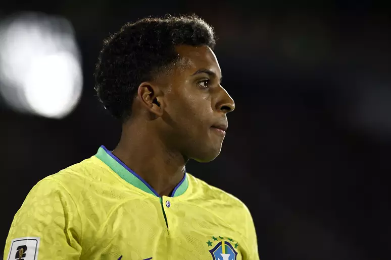 Rodrygo é vítima de racismo após discussão com Messi em jogo no Maracanã