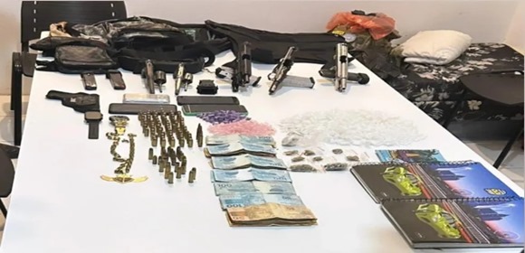 Armas e drogas foram apreendidas com os cinco mortos em confronto com a polícia