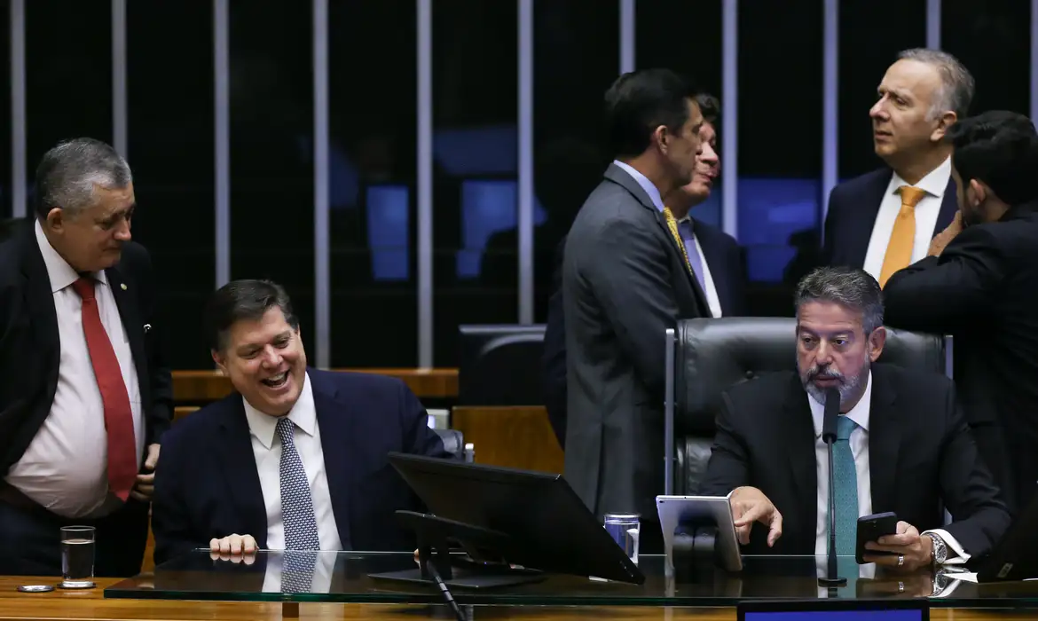 Câmara aprova texto-base da reforma tributária em primeiro turno;  Proposta foi aprovada com 371 votos