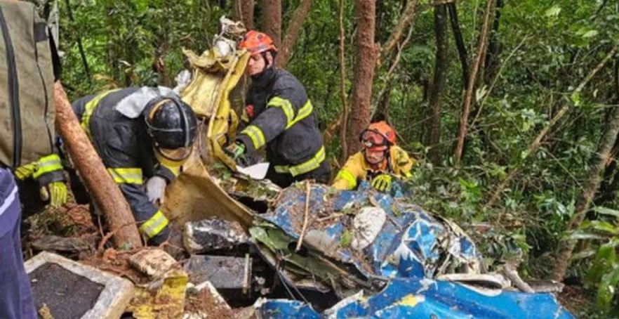 Avião de pequeno porte cai e deixa dois mortos