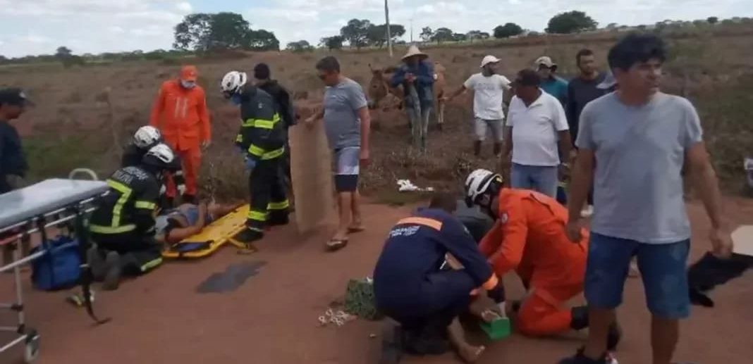 Van estoura pneu e capota na BR-410; dois passageiros foram arremessados para fora do veículo