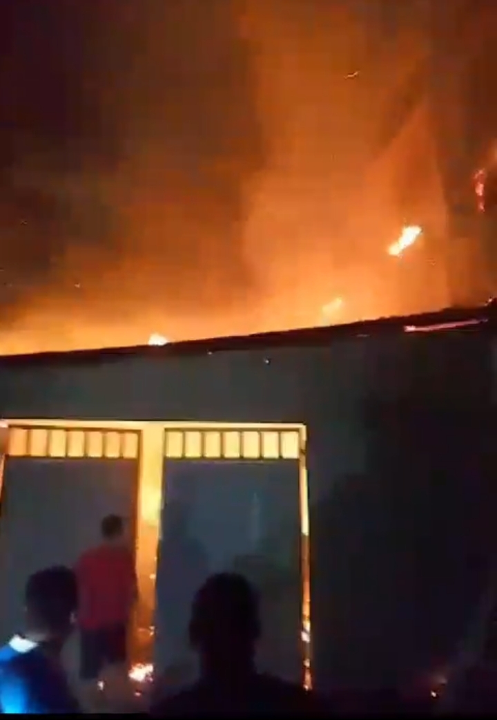 incêndio atingiu prédio que funcionava o Centro de Marcação Municipal (CDM) da Prefeitura de Itapetinga