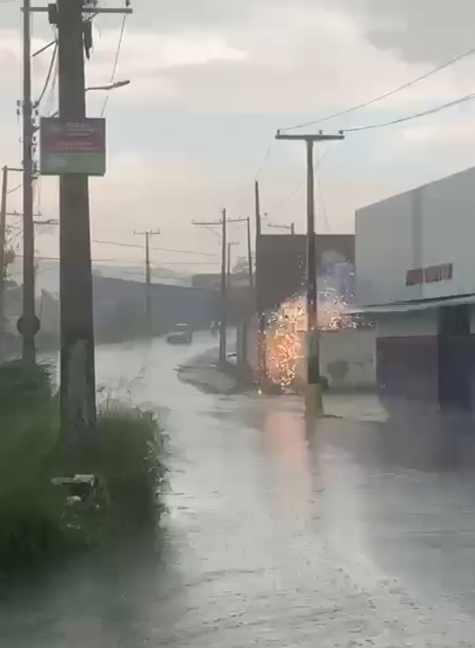 Chuva intensa, Ventos Fortes, Relâmpagos e Trovões Marcaram a Tarde Deste sábado, em Itapetinga.