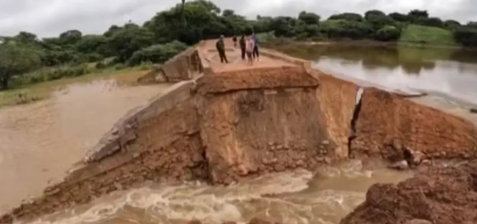 Cerca de três mil pessoas ficam isoladas após rompimento de barragem na Bahia