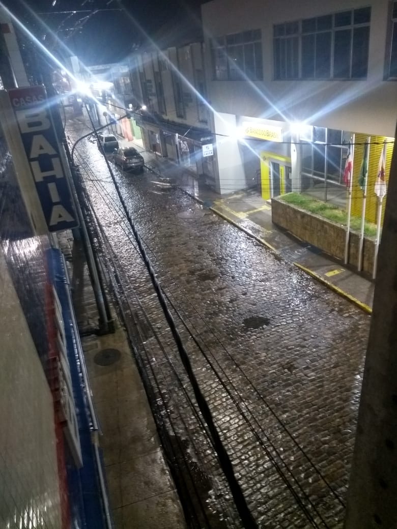 A Noite de Sexta-Feira em Itapetinga Está Sendo Abençoada Com Uma Chuva Tranquila e Generosa