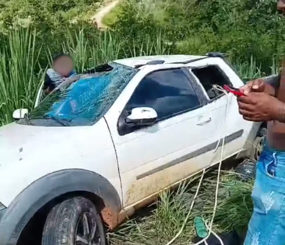 Agricultor dá carona a dois homens, sofre tentativa de assalto enquanto dirige, e detém suspeito