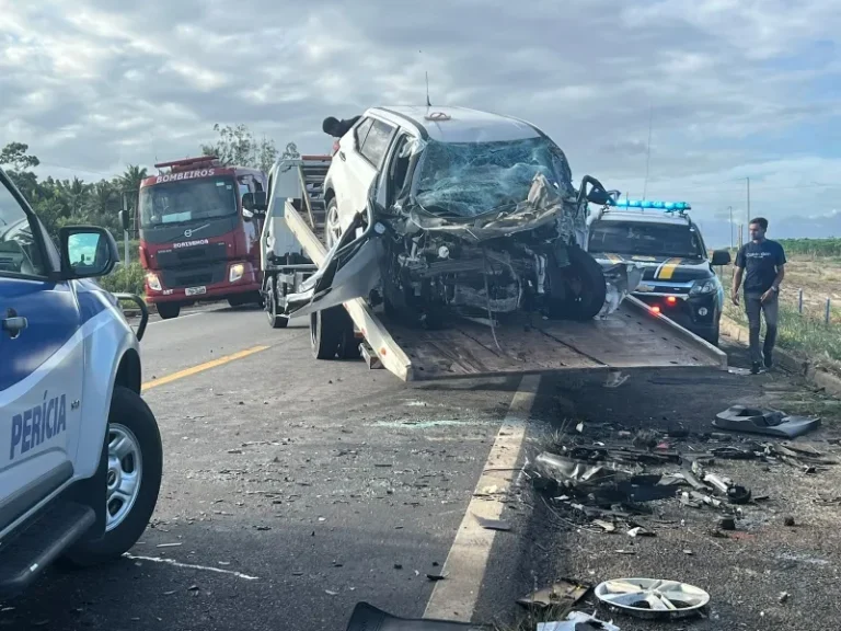 Batida entre dois carros e um caminhão deixa três mortos no sul da BA