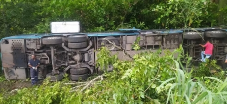 Treze pessoas ficam feridas após ônibus tombar em trecho entre Buerarema e São José da Vitória