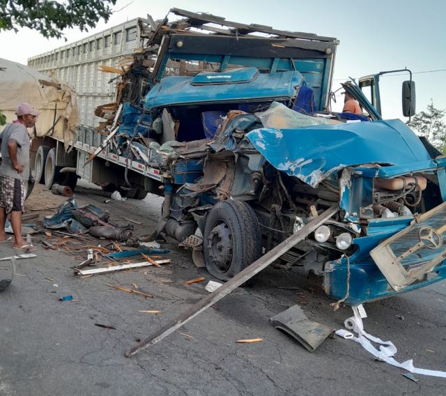 Colisão Entre Veículos Pesados na BA-263 em Itapetinga