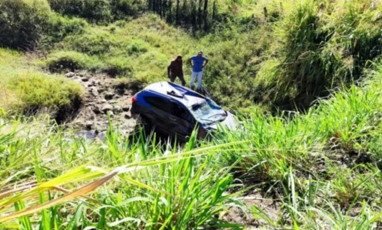 Médica perde controle do carro e capota em ribanceira na BA-263, próximo a Itambé em direção a Itapetinga