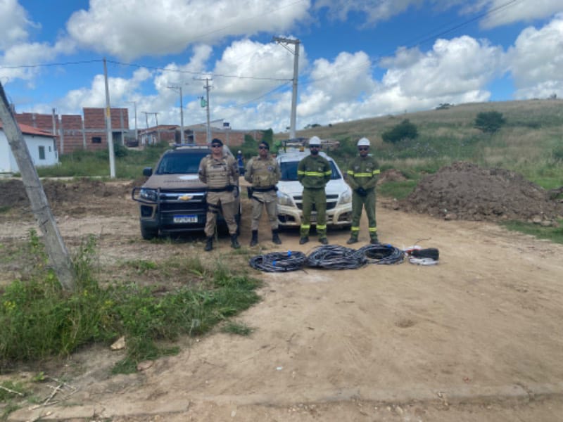 Ação conjunta da 8ª CIPM e Coelba combate rede irregular de energia em Potiraguá