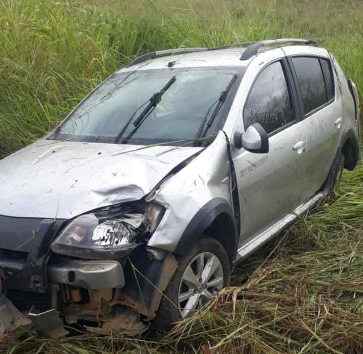 BA 263: Carro Capota com Três Ocupantes e Todos Escapam sem Ferimentos Graves