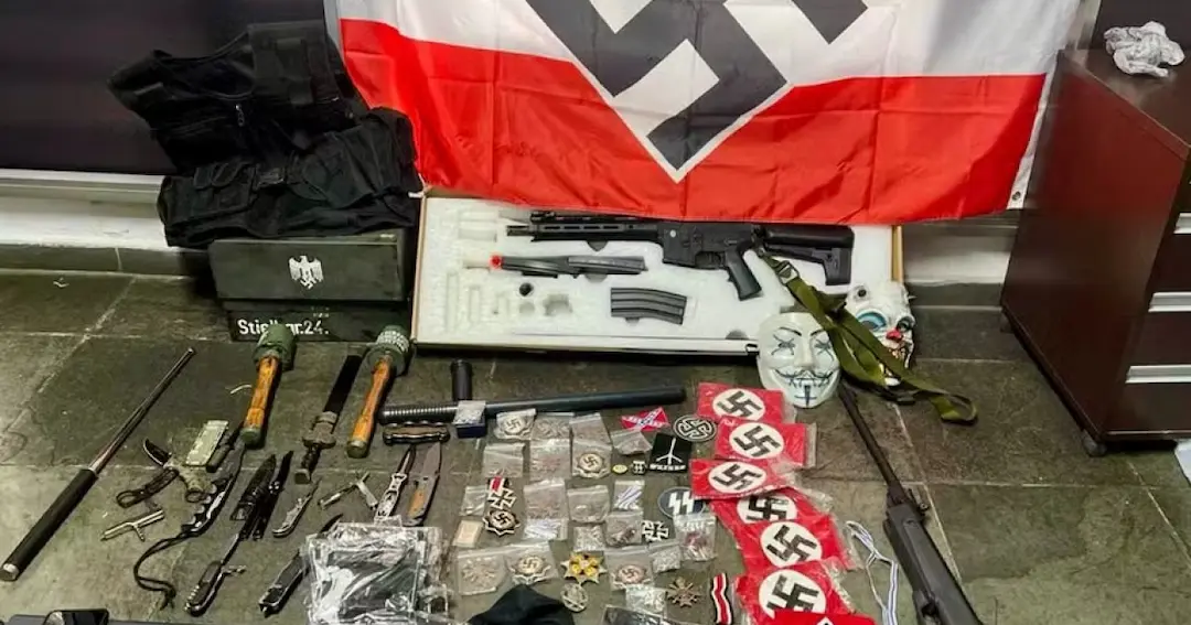 Jovem é preso com mais de 100 materiais com símbolos nazistas