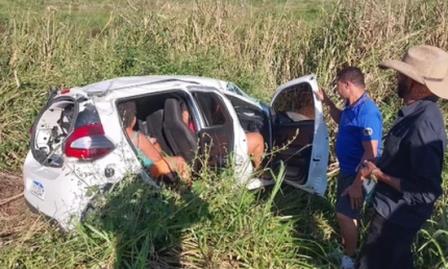 Carro capota com seis mulheres dentro do veículo