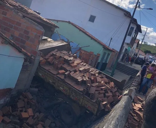 Vídeo: Caçamba perde controle e invade residência em Itarantim