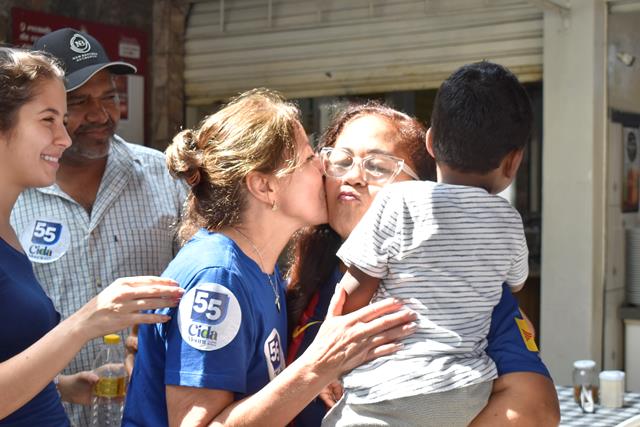 Recepção Calorosa: Cida Moura e João de Deus Realizam Corpo a Corpo na Central de Abastecimento