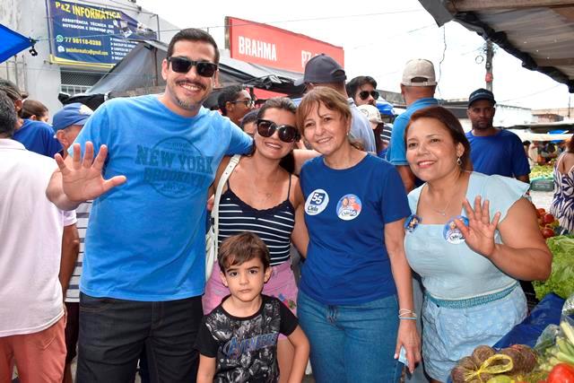 Candidata à Prefeitura de Itapetinga, Cida Moura, e Seu Vice, João de Deus, Visitam Feira Livre no Bairro Primavera