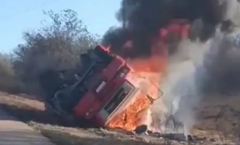 Caminhão tomba, pega fogo e duas pessoas morrem carbonizadas na BA-262