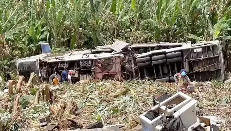 Trio elétrico capota e deixa três pessoas mortas e seis feridas