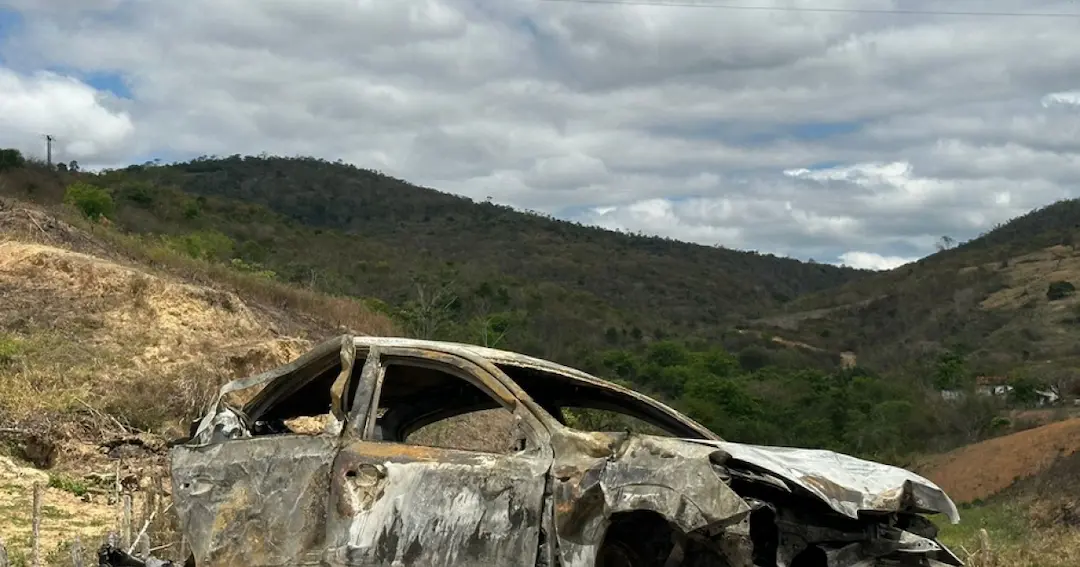 Sudoeste da Bahia: Carro pega fogo após acidente com carreta na BR-116 e duas pessoas ficam feridas