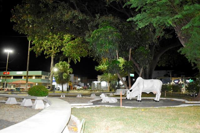 Itapetinga: O Vazio de uma Cidade Sem Decoração Natalina