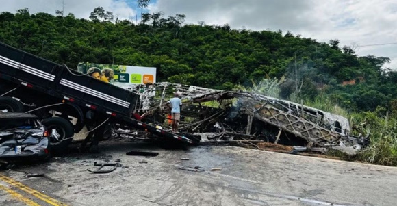 Sobe para 29 número de mortos em acidente com ônibus na BR-116 que iria a Vitória da Conquista