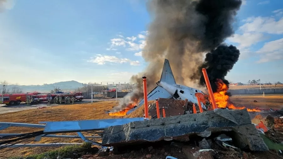 Avião sai da pista e colide contra muro na Coreia do Sul; há 28 mortos