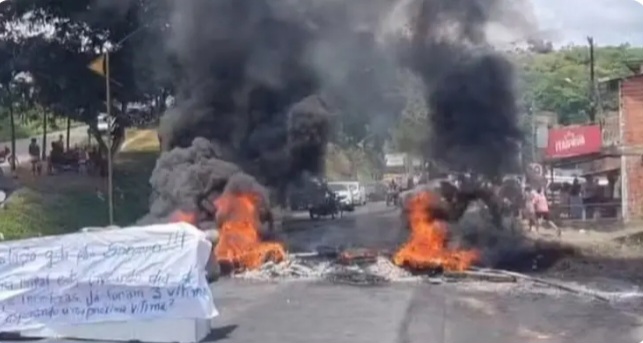 No interior da Bahia Grupo fecha rodovia em protesto após homicídios; suspeito segue foragido