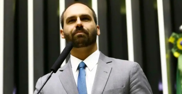 Eduardo Bolsonaro diz que Brasil sairia da OMS em novo governo de Jair Bolsonaro